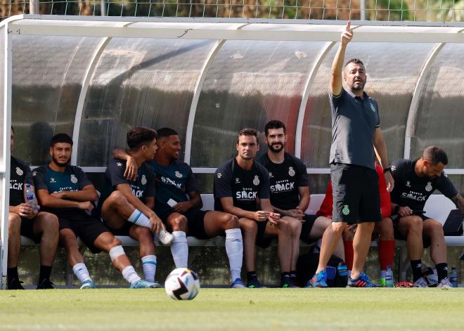 Diego Martínez da instrucciones durante el Espanyol-Balona (Foto: RCDE).