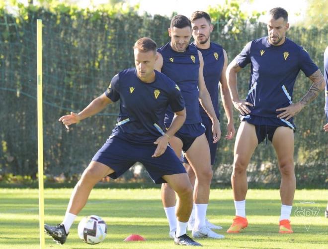 Cala, Lucas Pérez, Chust y Negredo, en un entrenamiento (Foto: Cádiz CF).