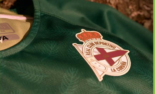 Escudo del Deportivo en la segunda camiseta (Foto: RCD)
