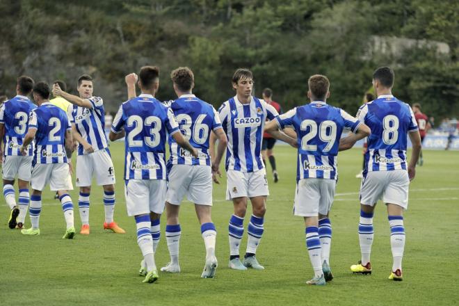 Los jugadores de la Real Sociedad se felicitan tras el gol de Aguirre a Osasuna (Foto: Giovanni Bat