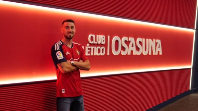 Moi Gómez posa con la camiseta de Osasuna (Foto: CAO).