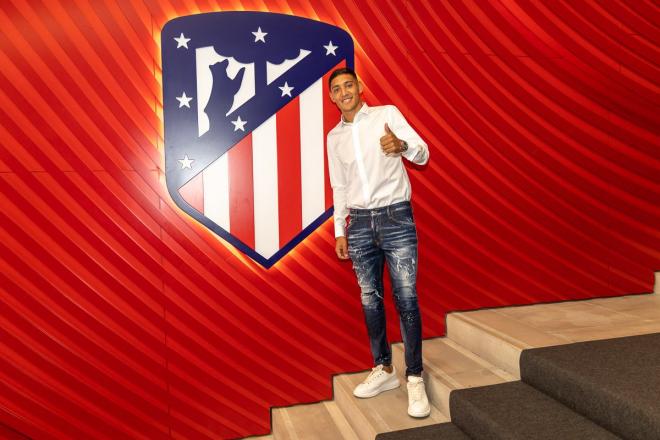 Nahuel Molina posando con el escudo del Atlético de Madrid (Foto: ATM))