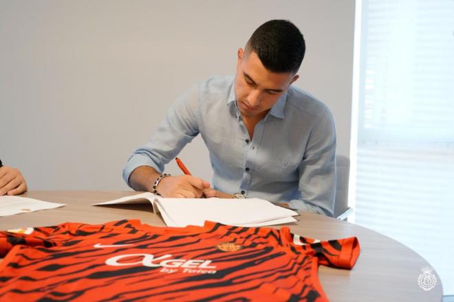 Rodrigo Battaglia firma como nuevo jugador del Mallorca (Foto: RCDM).