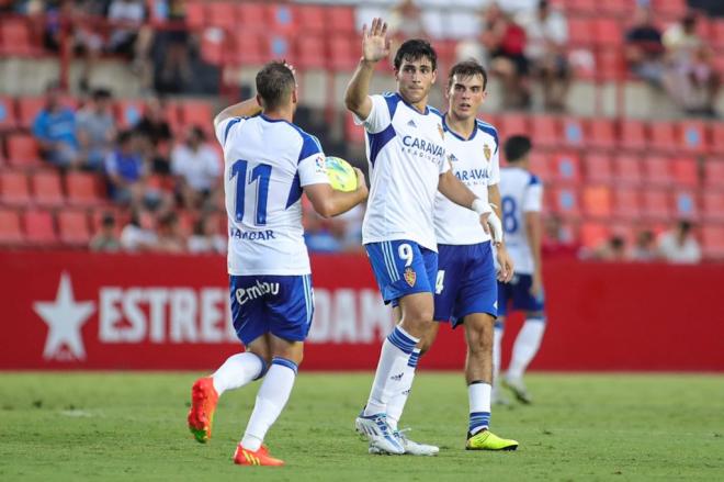 Vada y Azón celebran un gol del Real Zaragoza (Foto: Daniel Marzo).