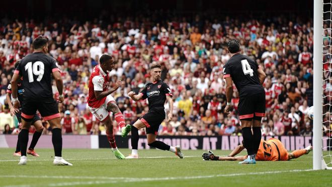 Gabriel Jesus chuta para hacer el segundo gol del Arsenal (Foto: Cordon Press).