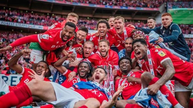 El Nottingham Forest celebra su ascenso sobre el césped de Wembley (Foto: Twitter @NFFC).