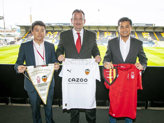 El Valencia CF y el Nottingham intercambian regalos institucionales (Foto: Valencia CF).