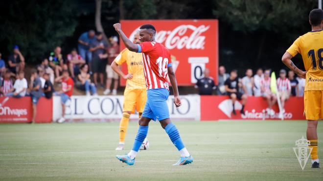 Juan Otero celebra su gol ante la Ponferradina (Foto: Real Sporting).