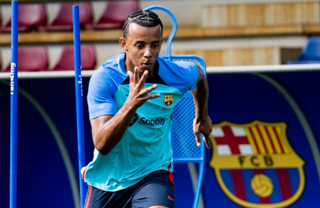 Koundé, fichaje de Laporta para Xavi, en un entrenamiento del Barça (FOTO: @FCBarcelona_es).