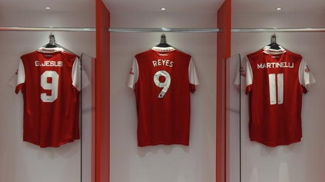 La camiseta de Reyes, en el vestuario del Arsenal (Foto: Arsenal).