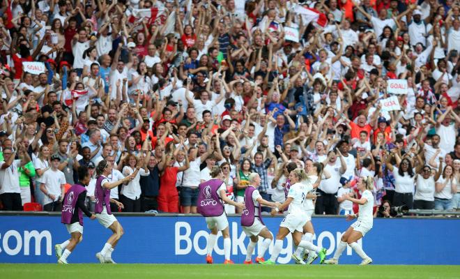 Las jugadoras de Inglaterra celebran el tanto de Toone (FOTO: Cordón Press).