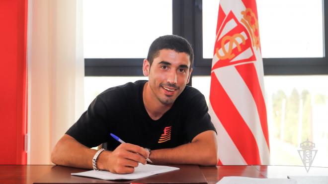 Cote firma su nuevo contrato (Foto: Real Sporting).