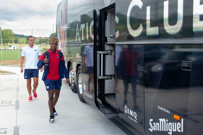 Nico Williams, a punto de coger el autobús del equipo de Ernesto Valverde en Lezama (Foto: Athletic Club).