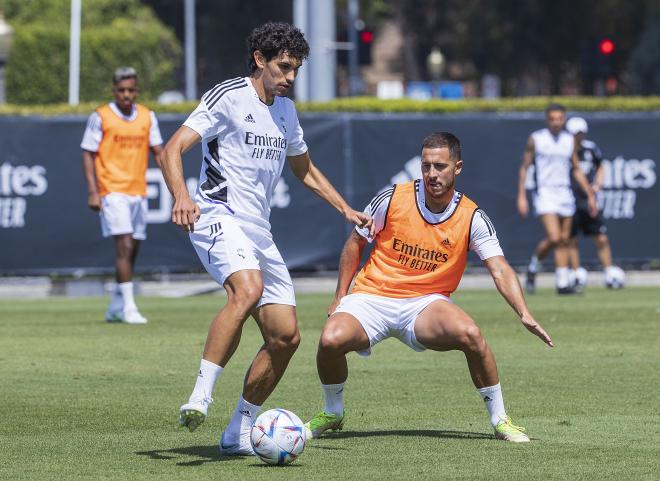 Vallejo y Hazard en un entrenamiento de pretemporada del Real Madrid (Foto: EFE).