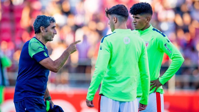 Ernesto Valverde da instrucciones a Adu Ares y Nico Serrano en el CD Mirandés-Athletic (Foto: Athletic Club).