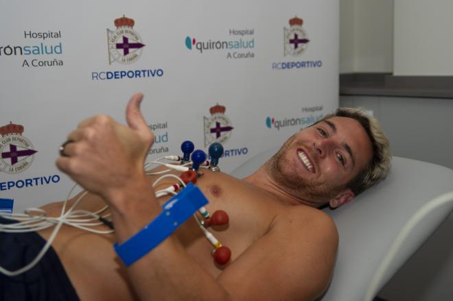 Ibai Gómez pasando el reconocimiento médico con el Deportivo (Foto: RCD)