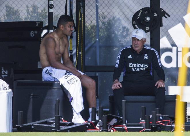 Ancelotti y Casemiro charlan en un entrenamiento del Real Madrid (Foto: Cordón Press).