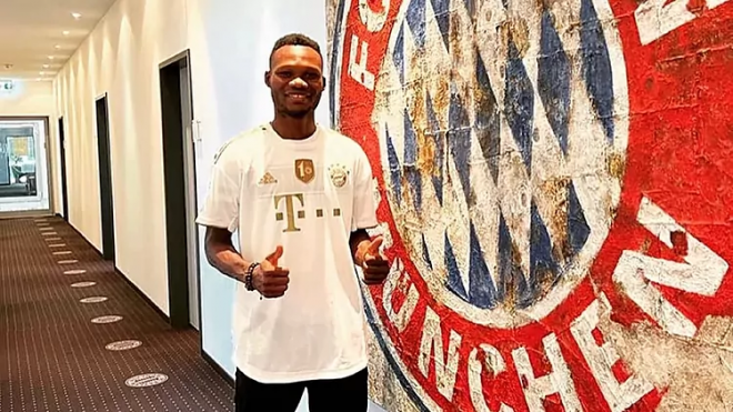 Désiré Ségbé Azankpo posando como nuevo jugador del Bayern de Múnich