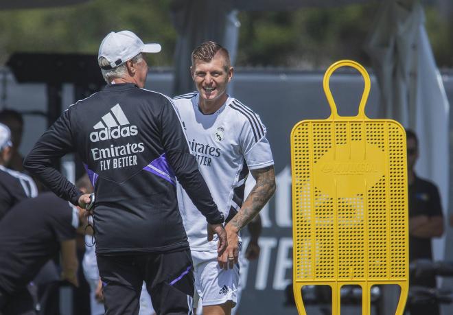 Toni Kroos charla con Ancelotti en un entrenamiento del Real Madrid (Foto: Cordon Press).