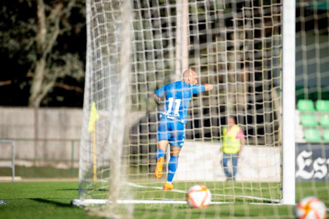 Gorka Santamaría celebra uno de sus dos goles con el Deportivo (Foto: RCD)