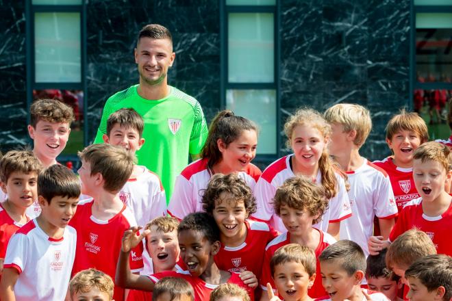 Gorka Guruzeta rodeado de niños de la Fundación en Lezama (Foto: Athletic Club).