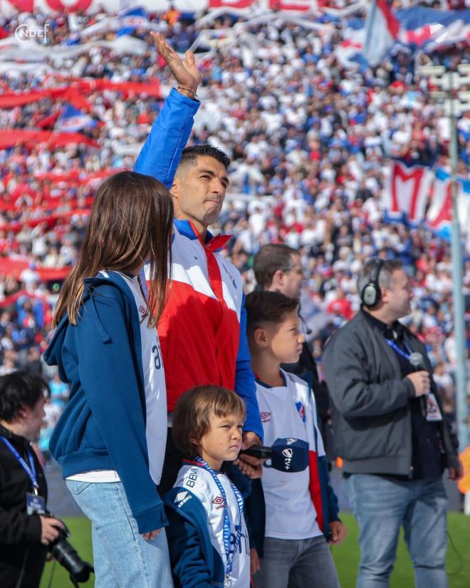 Luis Suárez junto a su familia en el recibimiento del Nacional (Foto: @Nacional)