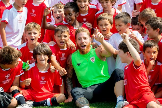 Iker Muniain rodeado de niños de la Fundación en Lezama (Foto: Athletic Club).