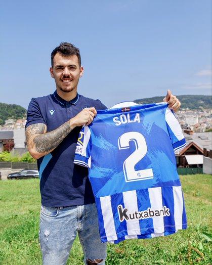 Álex Sola ya es de forma oficial jugador de la primera plantilla (Foto: Real Sociedad).