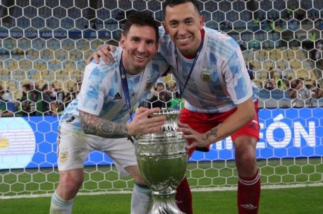 Agustín Marchesín y Leo Messi con la Copa América.