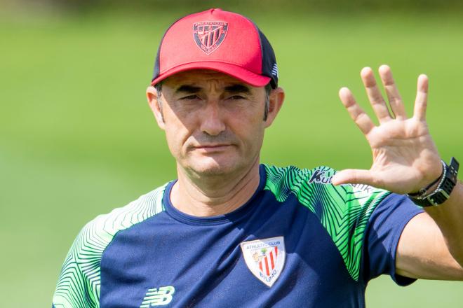 El entrenador, Ernesto Valverde, dando consignas en la pretemporada (Foto: Athletic Club).