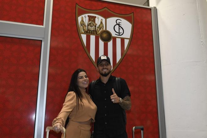 Alex Telles, en el aeropuerto de Sevilla junto a su esposa (Foto: Kiko Hurtado)