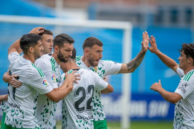 Los jugadores del Real Oviedo celebran el gol de Sangalli al Real Avilés Industrial (Foto: RO).