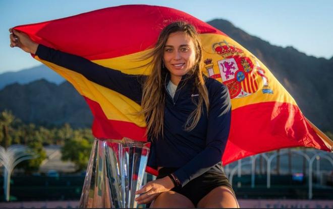 Paula Badosa posa con Indian Wells y la bandera de España.