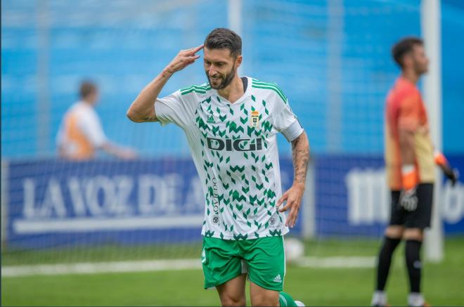 Borja Bastón celebra su gol al Real Avilés Industrial (Foto: RO).