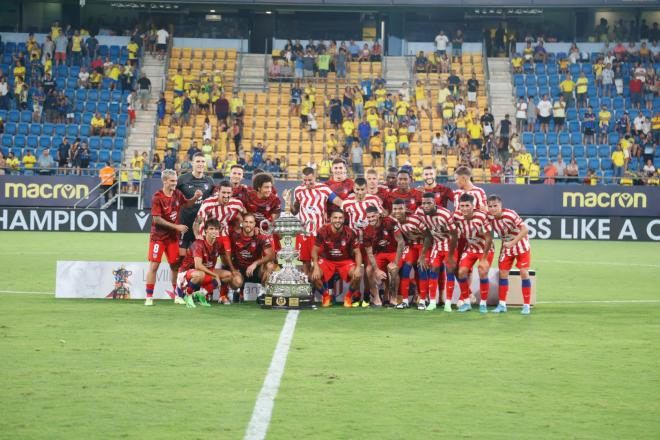 Los jugadores de Simeone posan con el Trofeo Carranza (Foto: Cristo García).