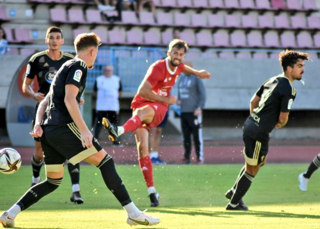 El Celta B defendiendo un ataque del Compos (Foto: SD Compostela).