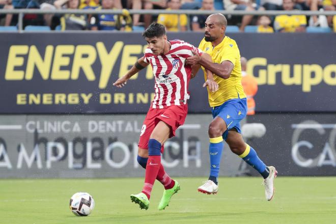 Morata protege un balón ante la presión de Fali en el Cádiz-Atlético del Trofeo Carranza (FOTO: EFE).
