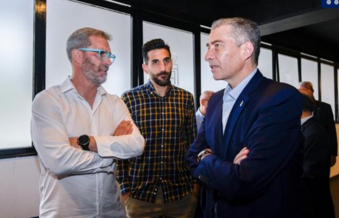 Martín Peláez, Bolo y Tomeu Nadal conversan (Foto: RO).