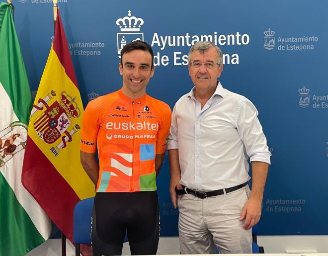 El alcalde de Estepona y el ciclista Luis Ángel Maté