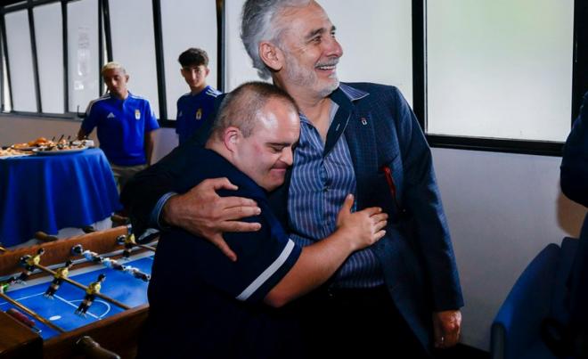 Jesús Martínez abraza a un seguidor del Oviedo en la primera visita del Grupo Pachuca a Asturias