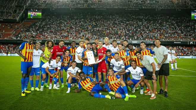 El equipo posó con el Trofeo Naranja y un Guedes muy sonriente.