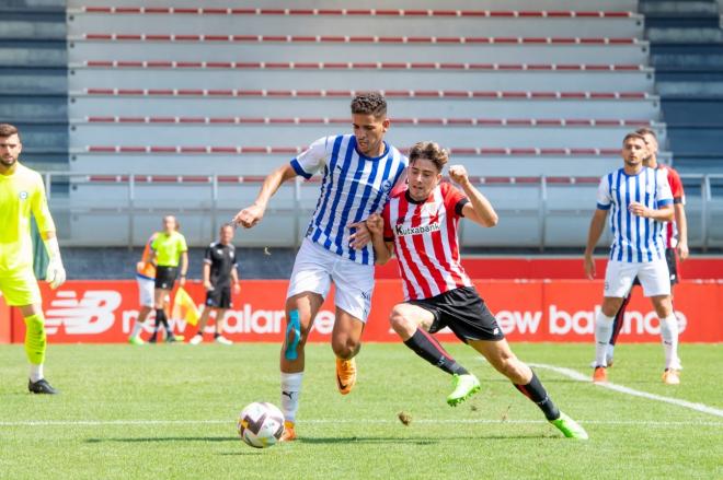 Nico Serrano pelea por el balón en el amistoso empatado frente al Deportivo Alavés (Foto: Athletic Club).