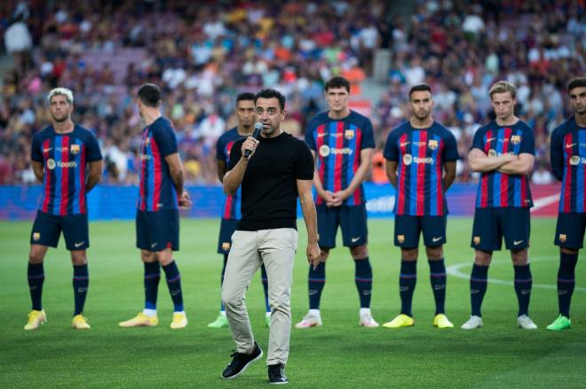 Xavi Hernández, entrenador del Barcelona, dirigiéndose a la afición en el pasado Joan Gamper.