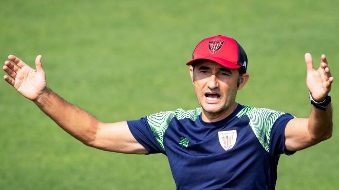 El míster, Ernesto Valverde, que gesticula en Lezama, no sabe si tendrá fichajes (Foto: Athletic Club).