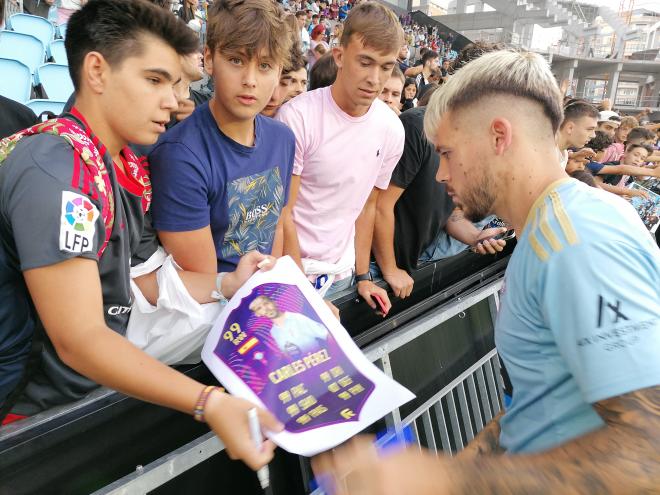Carles Pérez firmando un autógrafo (Foto: Alberto Bravo).
