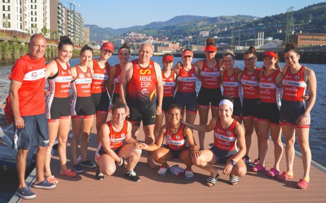 El seleccionador nacional de triatlón, Iñaki Arenal, con la trainera femenina de la Tomatera.