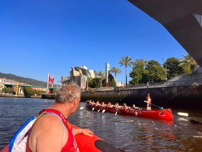 El Museo Guggenheim enmarca a Iñaki Arenal y a la 'Tomatera' de Deusto en la Ría de Bilbao.