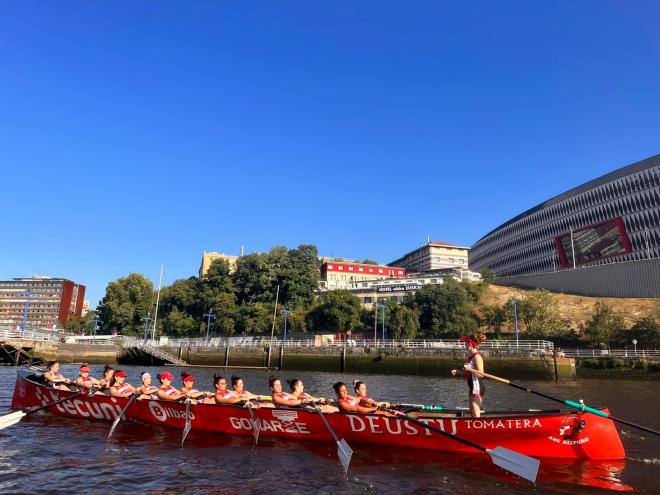 La trainera femenina de la Tomatera rema en la Ría de Bilbao.