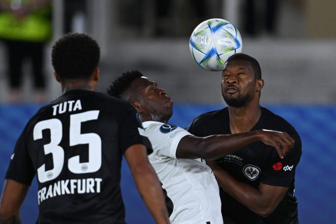 Vinicius controla un balón entre dos jugadores del Eintracht (Foto: Cordon Press).