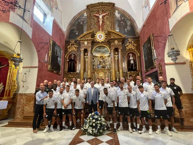 La comitiva del Málaga, en la ofrenda a la Divina Pastora (Foto: María Naranjo).